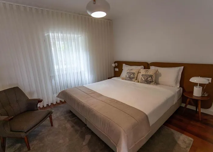 In - D. Hugo 23 * Oporto